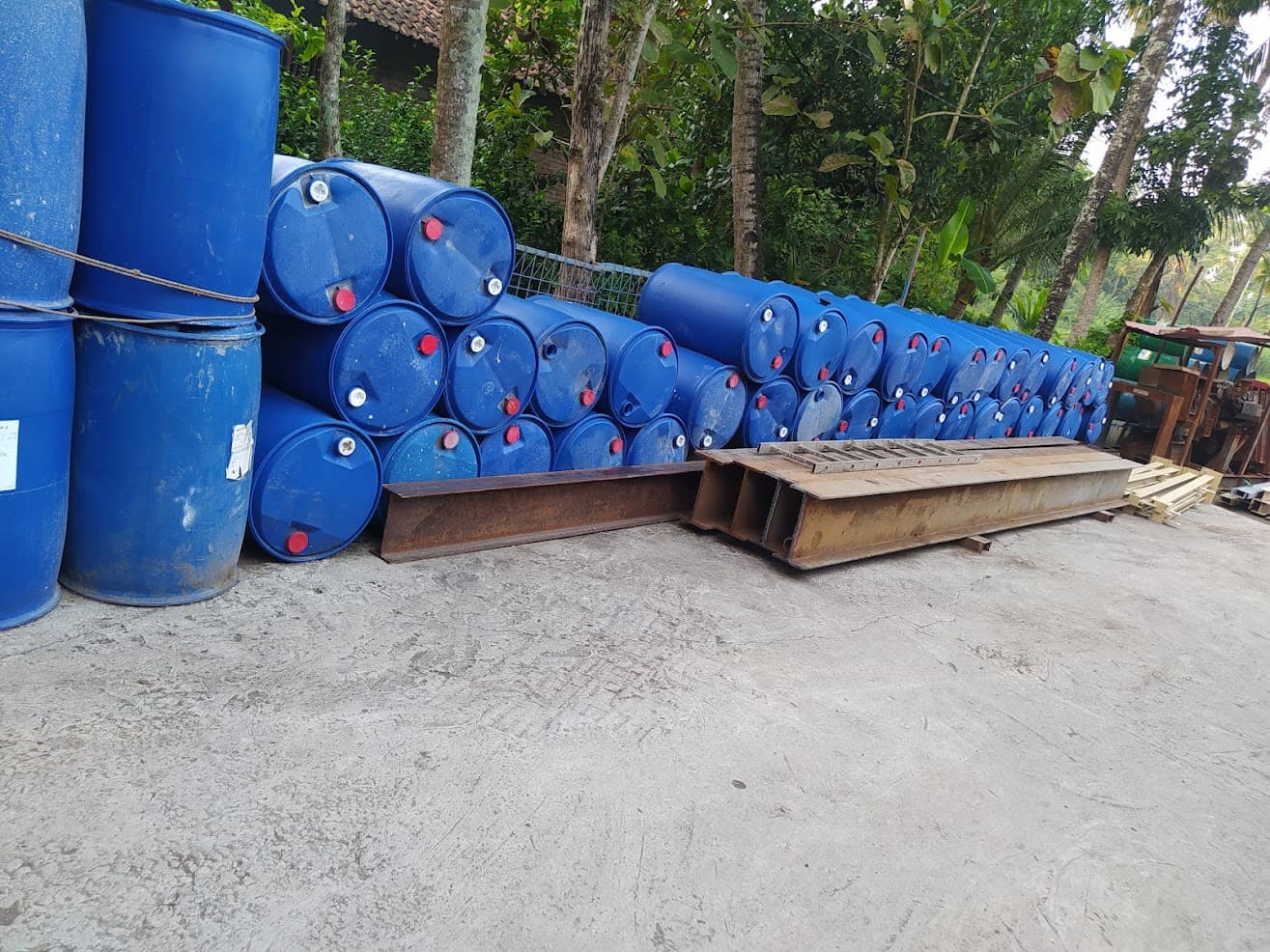 Tumpukan pipa besi baru siap distribusi