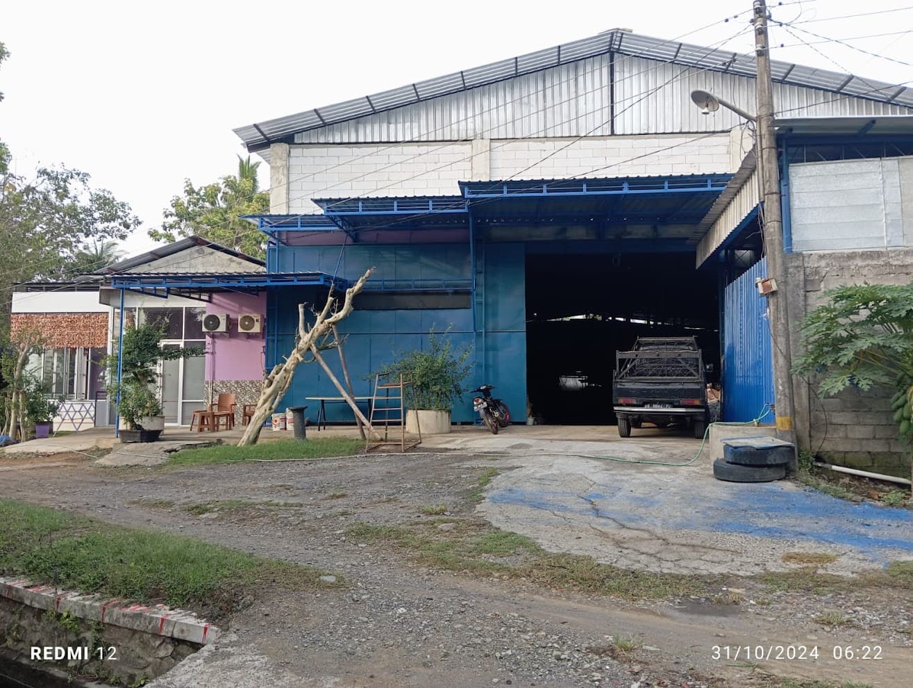 Area penyimpanan besi bekas Kawitan Bejo Steel