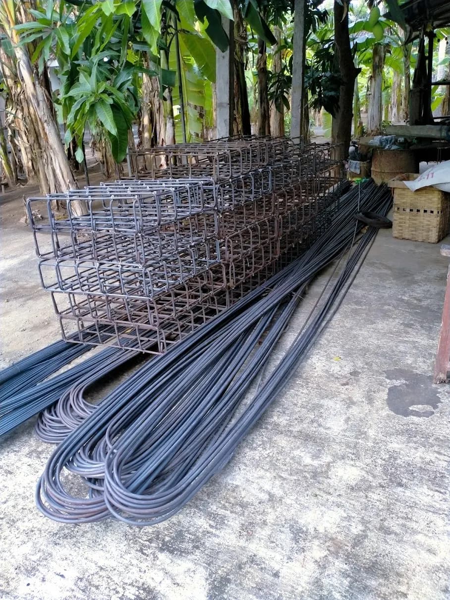 Koleksi besi profil dan siku di gudang