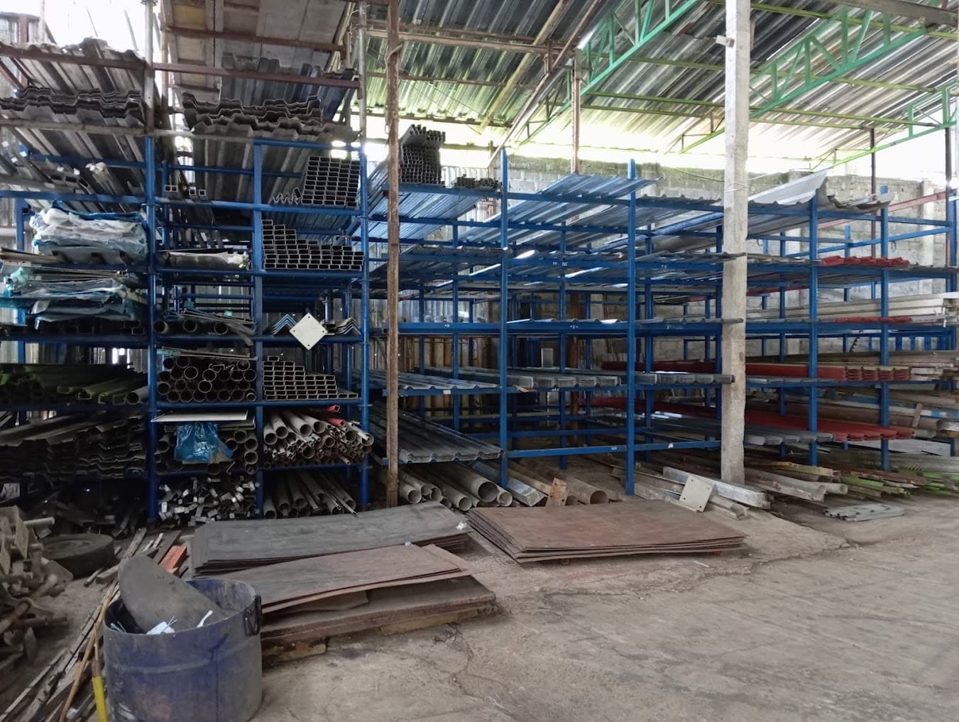 Stok material besi siap kirim di gudang Kawitan Bejo Steel