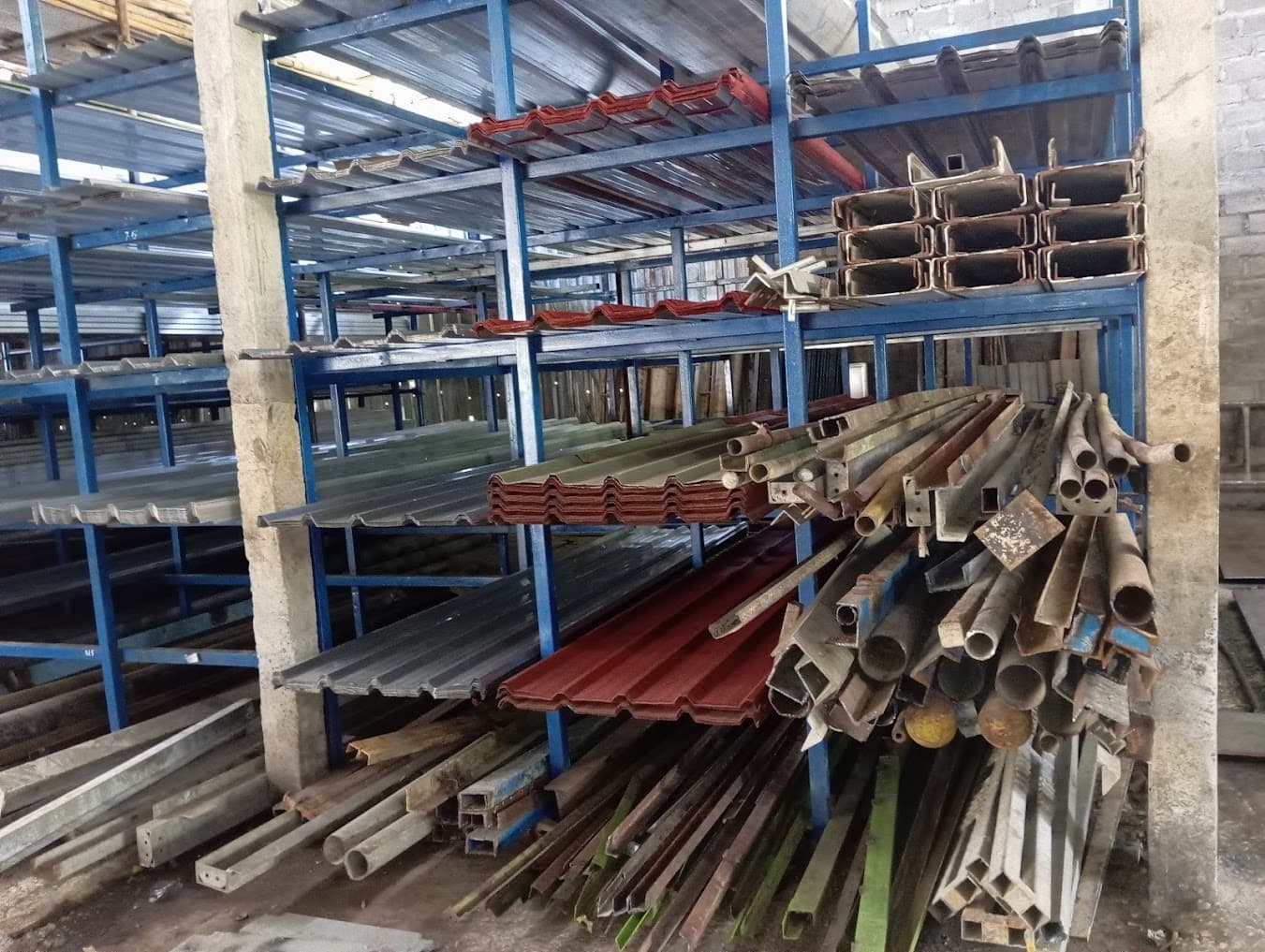 Area penyimpanan besi profil dan hollow Kawitan Bejo Steel