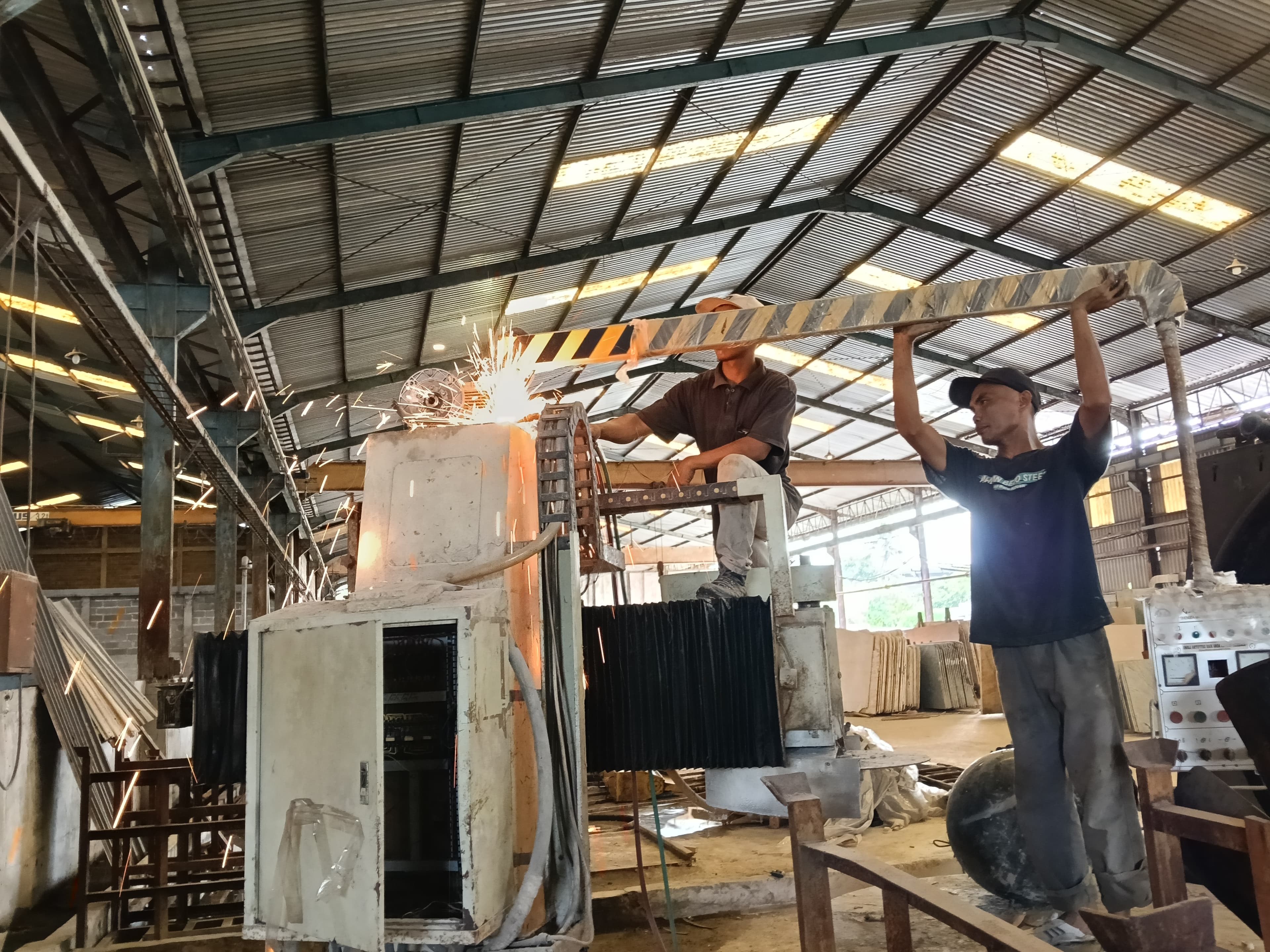 Proses bongkar pabrik oleh tim Kawitan Bejo Steel