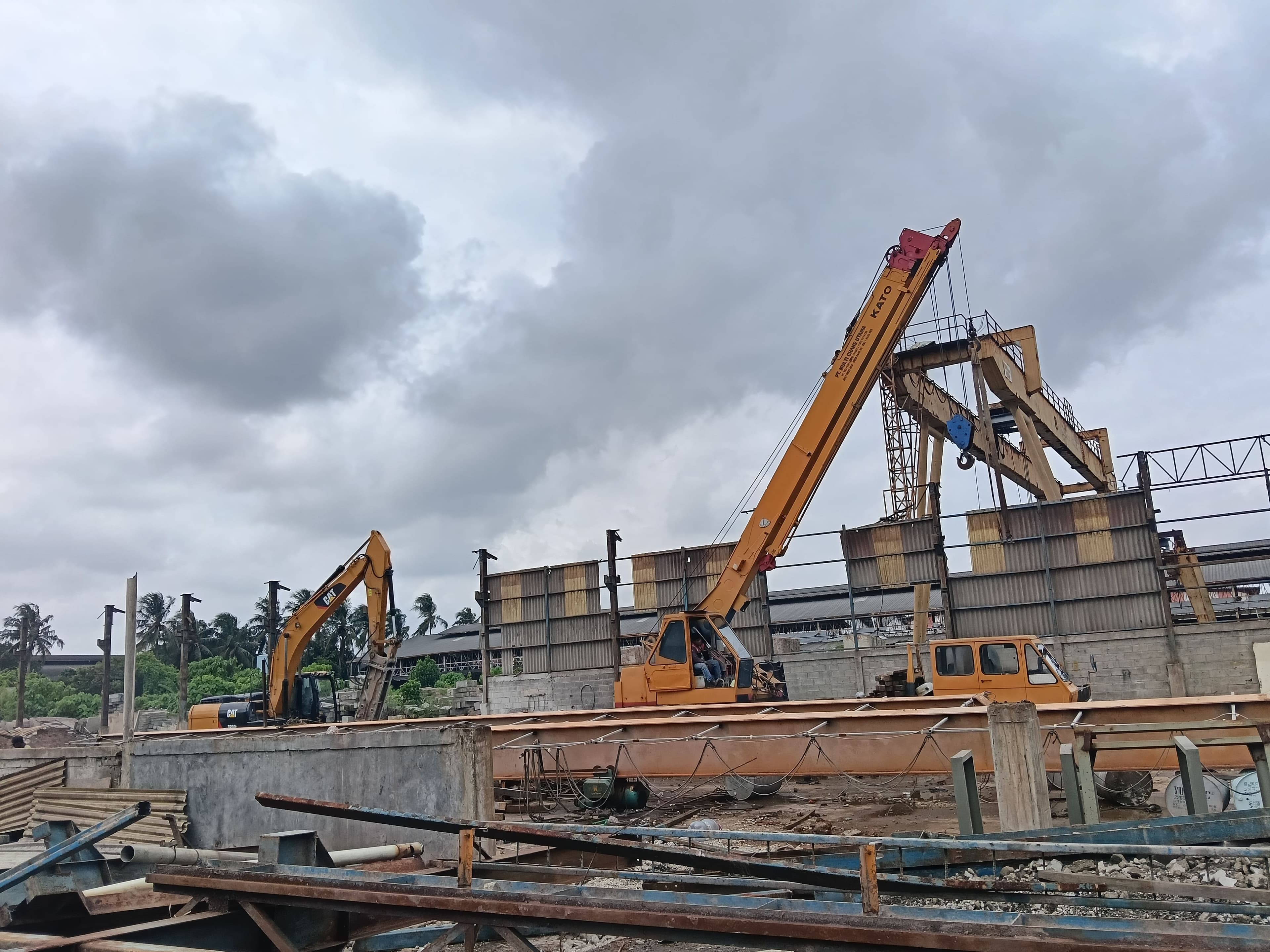 Proyek bongkar pabrik 1 — Kawitan Bejo Steel